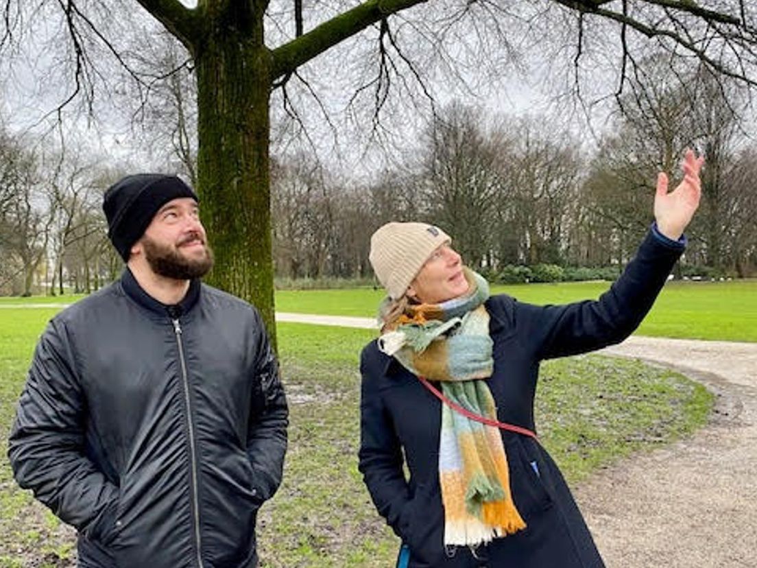 Parkdirecteur Nienke van Wijk (rechts op de foto) wijst dichter Derek Otte op een bijzondere boom in het Park