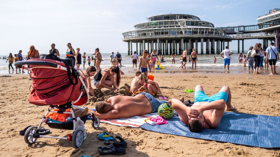 Bakken in de brandende zon voor de pier van Scheveningen