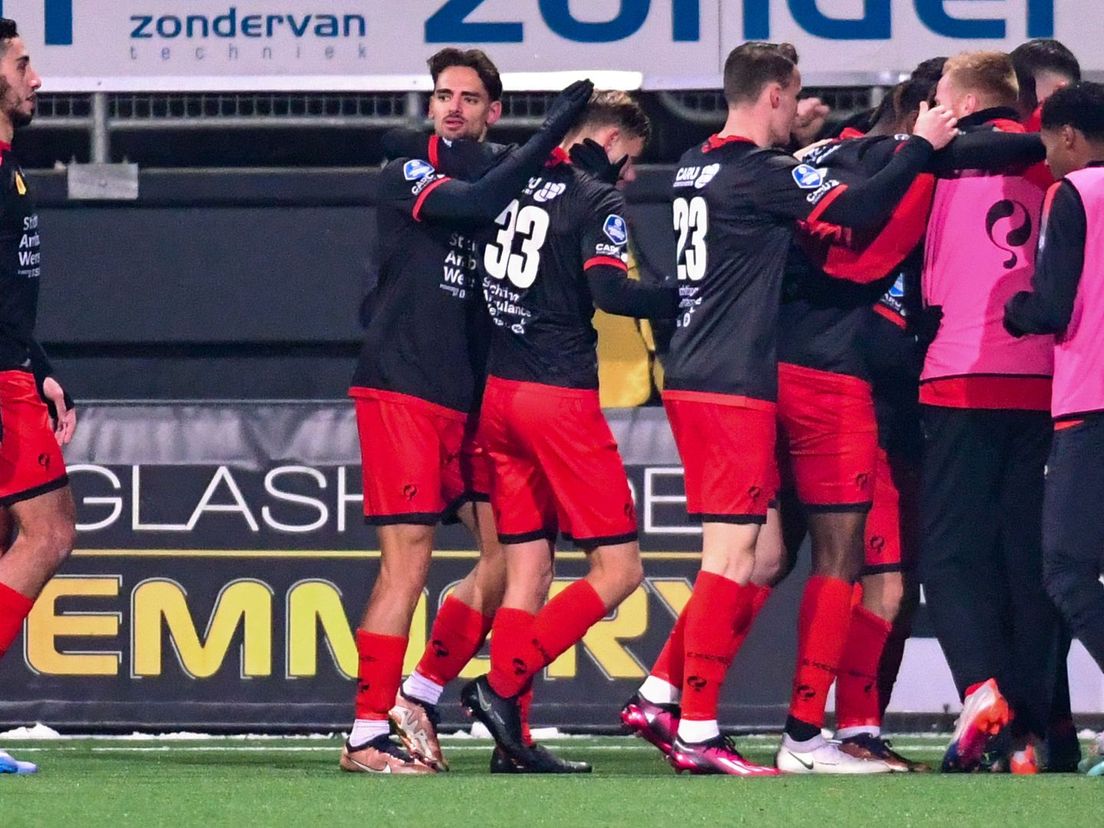 Marouan Azarkan viert de 2-0 tegen FC Volendam met zijn team