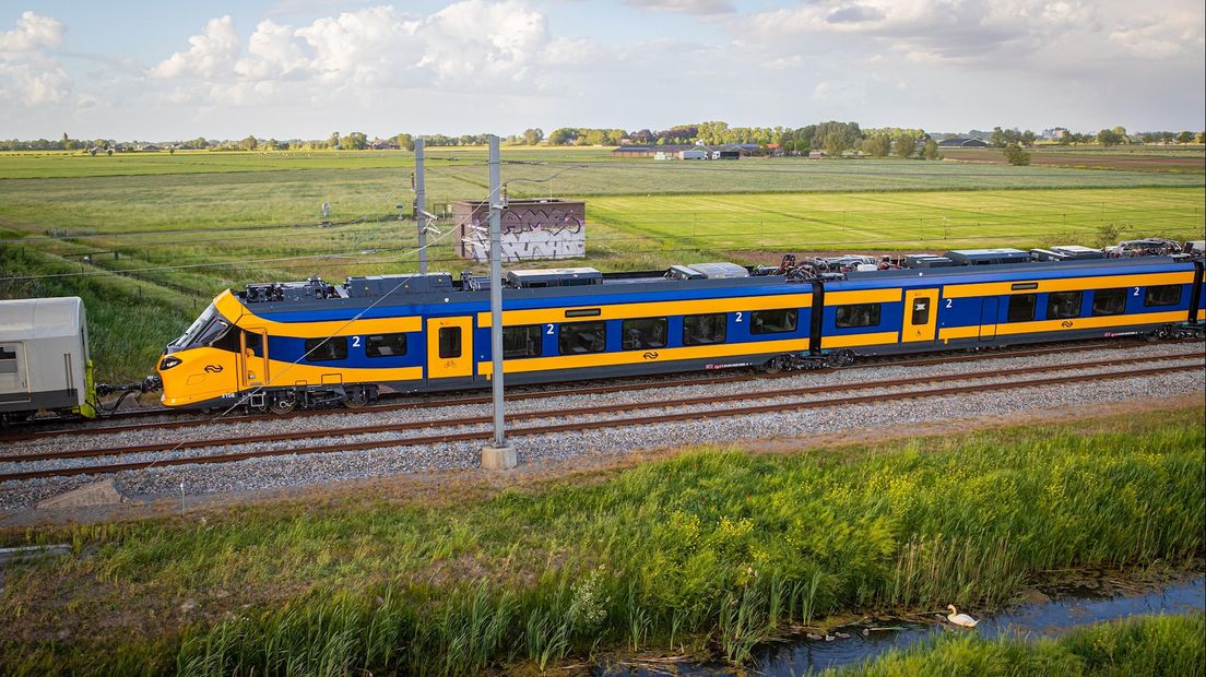 De nieuwe trein van NS die door Overijssel naar Amsterdam reed