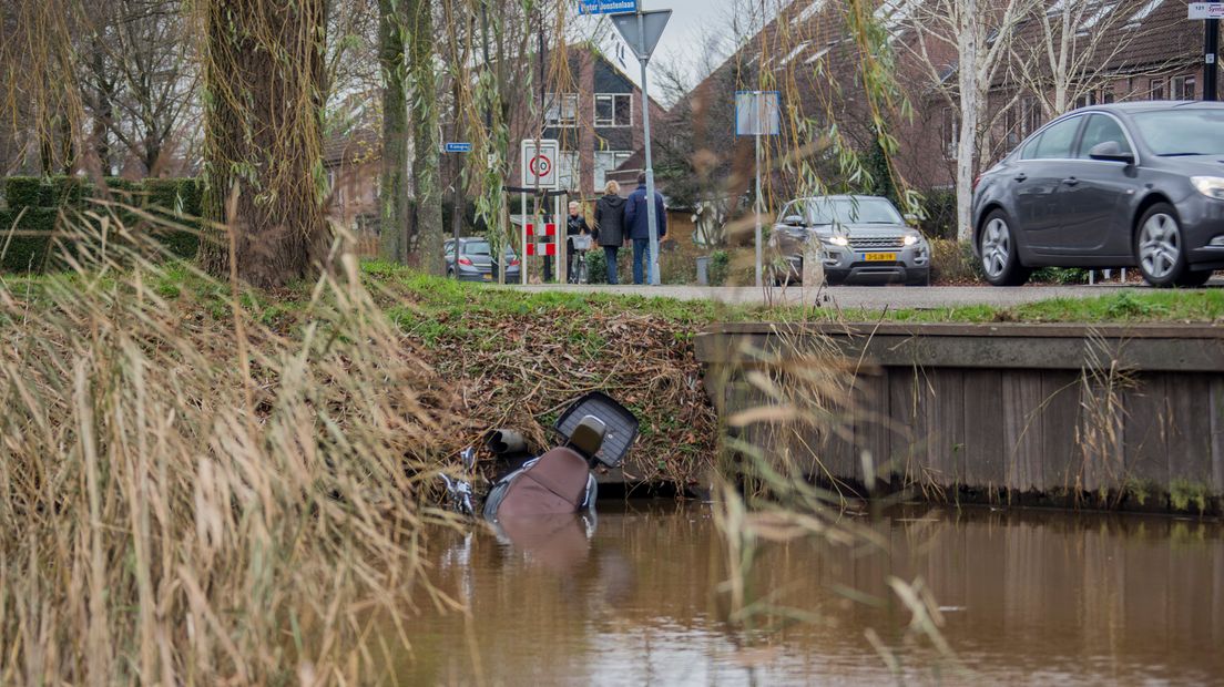 De scooter werd door een voorbijganger opgemerkt.