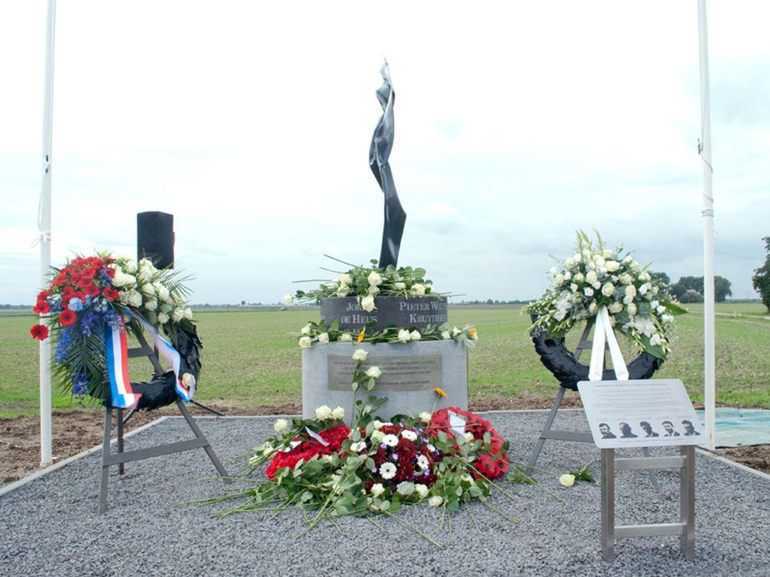 Monument onthuld voor gefusilleerden van Greup