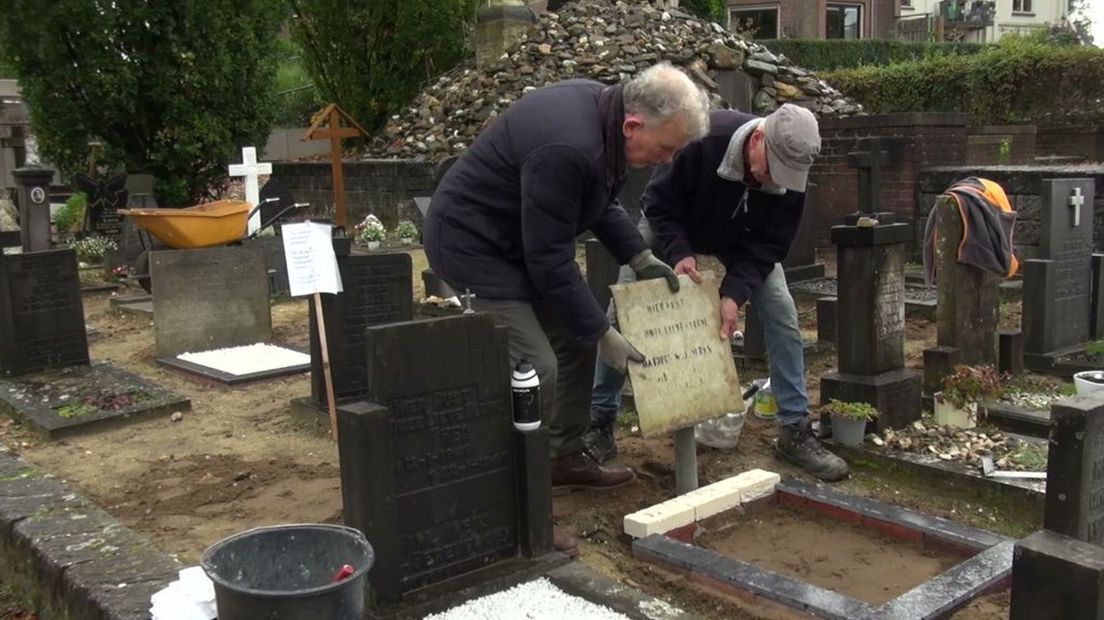 Theo Giesbers en Tonny Mulders aan het werk