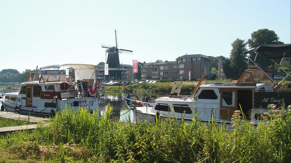 Het zijn tropische dagen en dus is het druk op en rond de Vecht in Ommen