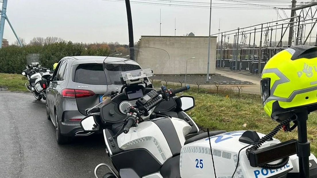 Twee agenten haalden de automobilist van de A4