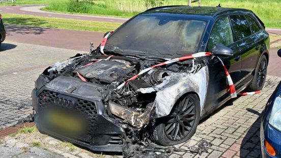 Audi A4 brandt uit • ongeluk op rotonde. Audi A4 brandt uit • ongeluk op rotonde.