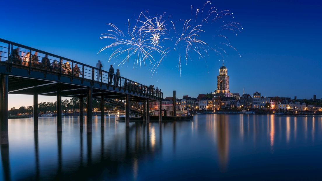 Skyline Deventer mét vuurwerk