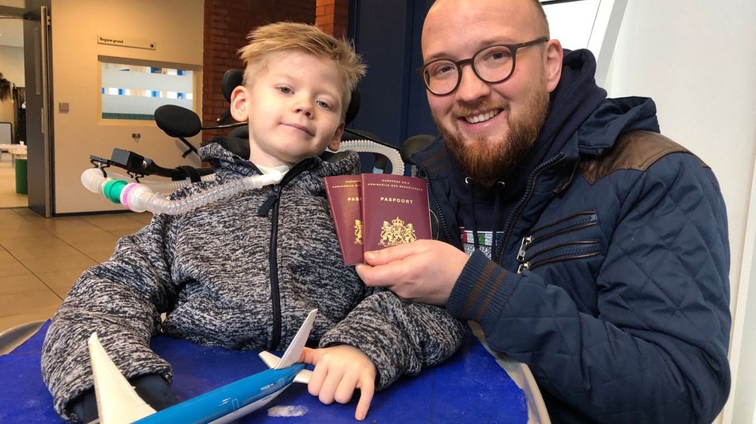Geuko en zijn vader met de paspoorten die ze eerder deze maand kregen