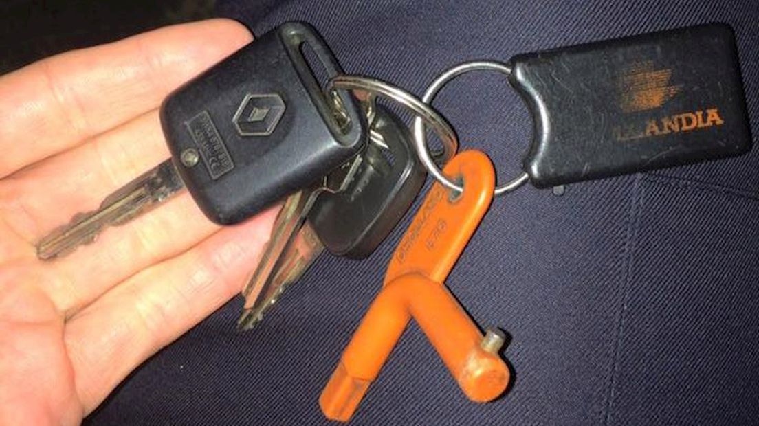 De sleutels van de onafgesloten truck