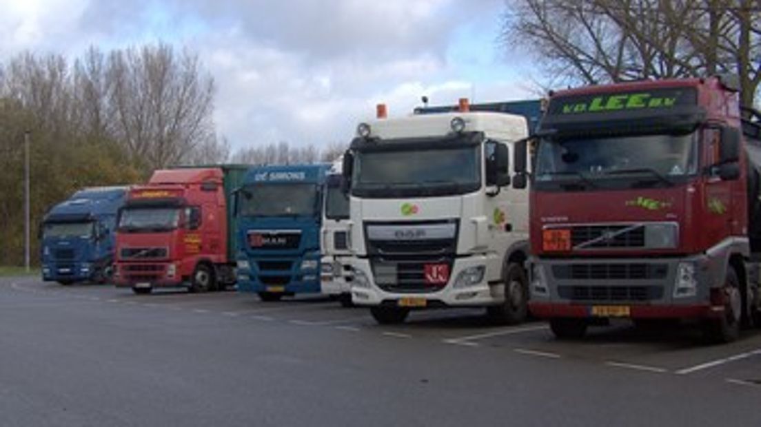 Vrachtwagens op parkeerplaats