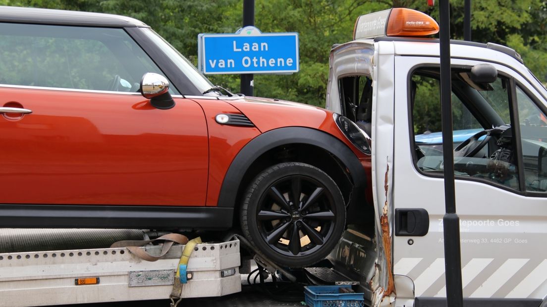 De auto schoof door toen de transporter afremde.