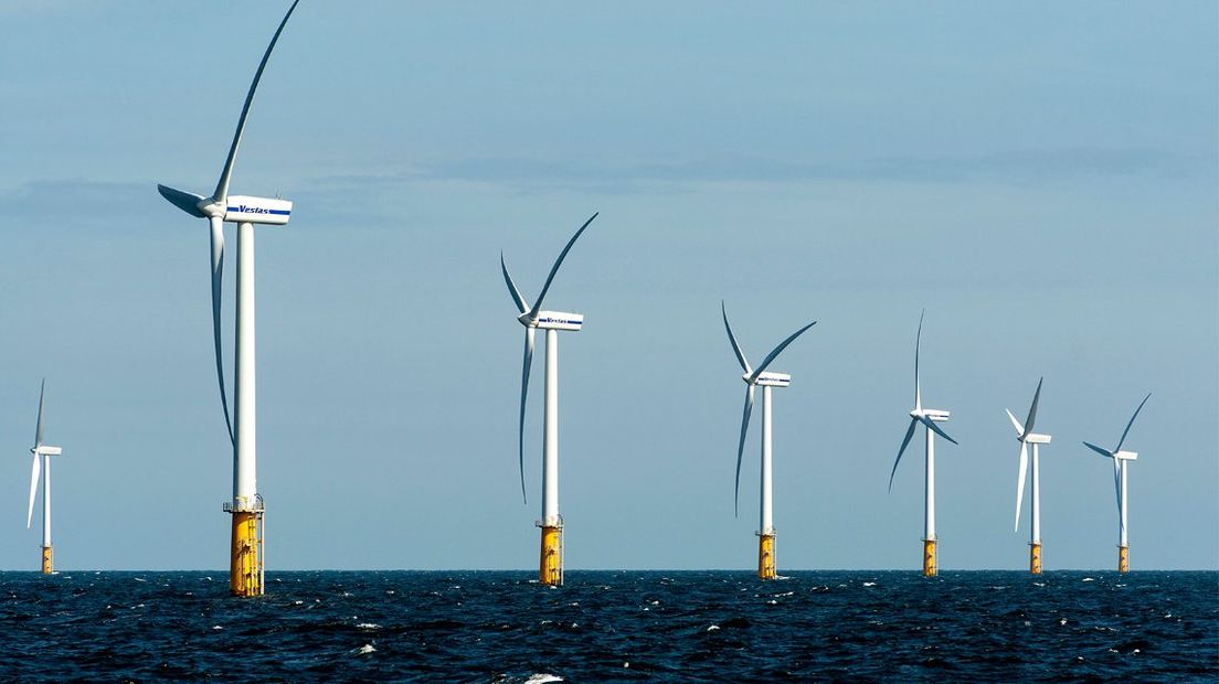 Een windmolenpark op zee voor de kust van IJmuiden