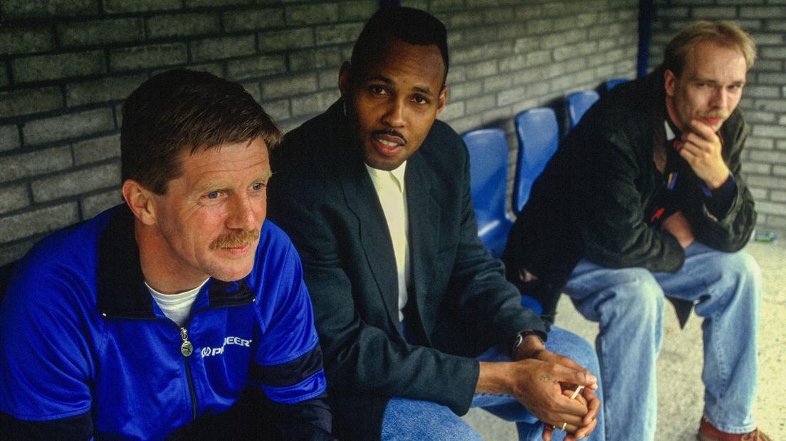 Hans Westerhof in de dug-out van FC Groningen in 1992, naast Hennie Meijer en Joop Gall