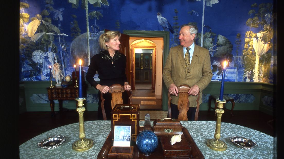 Jos en Janneke van Groeningen in de Blauwe Kamer van het Nijsinghhuis (Rechten: Museum de Buitenplaats)
