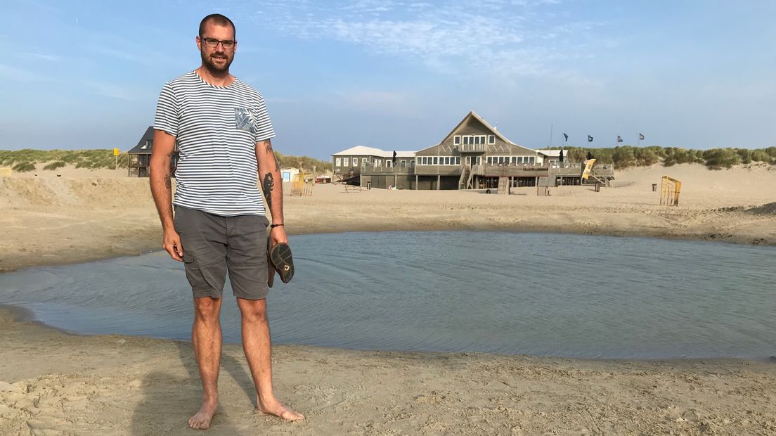 Maarten Vermeer bij zijn eigen zwempoeltje aan de Brouwersdam