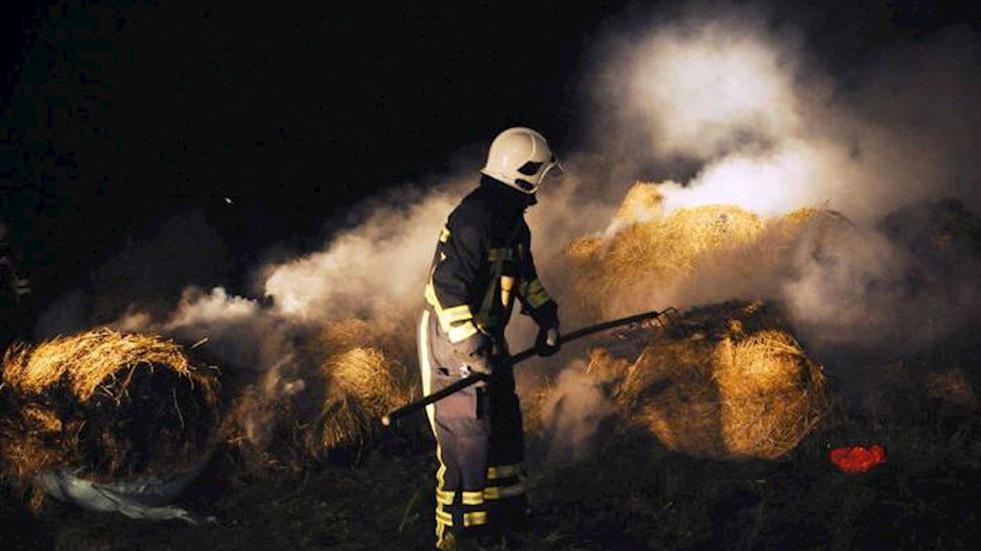 Rook door brand in hooibalen