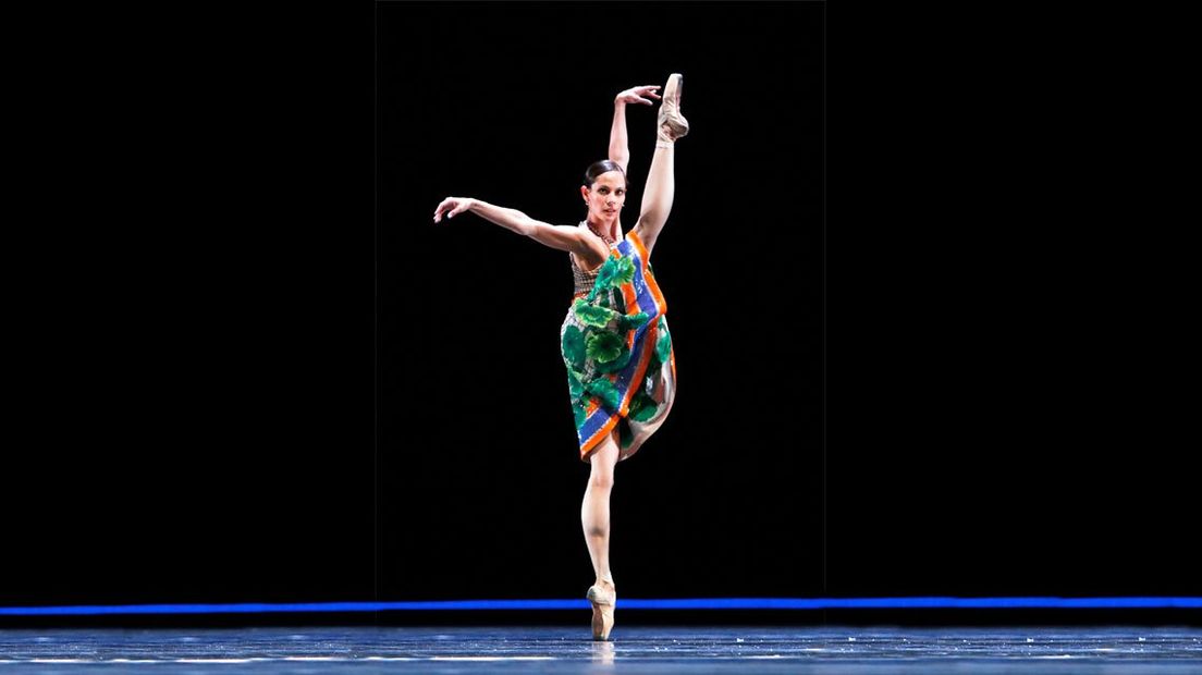 Igone de Jongh van Het Nationale Ballet danst in een ontwerp van Jan Taminiau (2016)