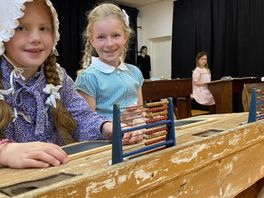 School De Bron in Nijensleek viert 100-jarig bestaan en gaat terug in de tijd