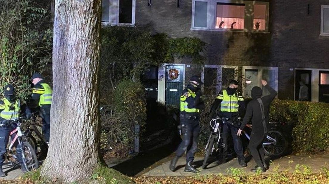Politie in de Geitenkamp tijdens een eerdere onrustige avond door vuurwerk.