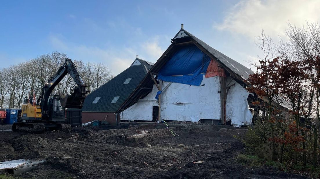 De boerderij in Middelstum, op de voorgrond de opgegraven fundering