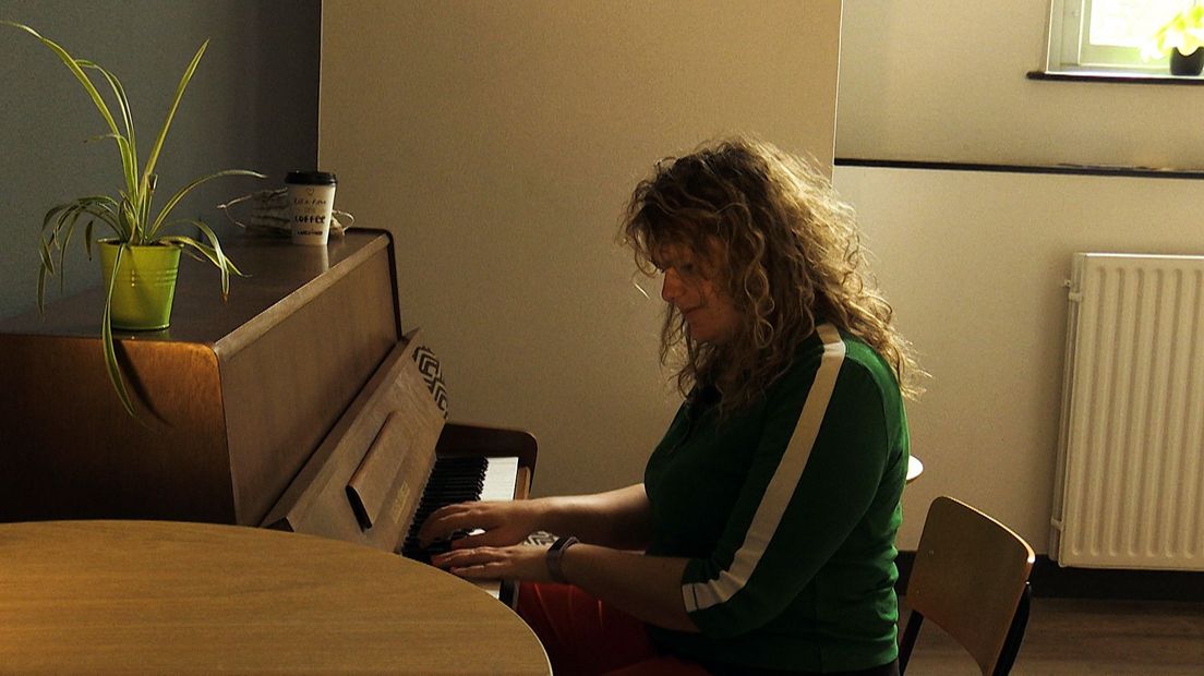 Kiki Schippers speelt en zingt een lied