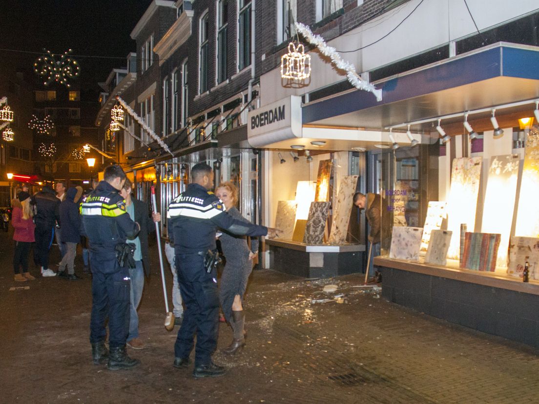 Ravage na vuurwerkbom in Vlaardingen (Foto Flashphoto.nl)