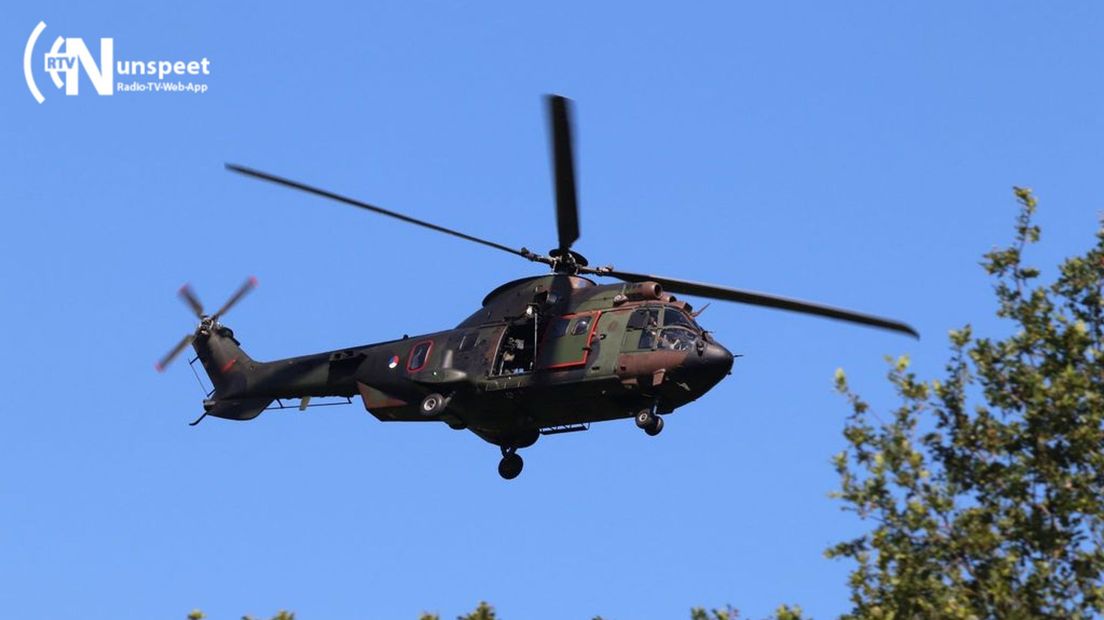 Laagvliegende helikopter