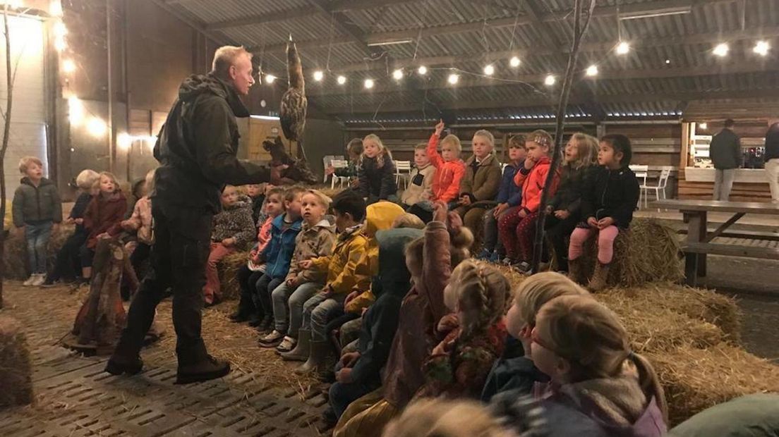 Bart Zwiers en jonge natuurbeschermers.