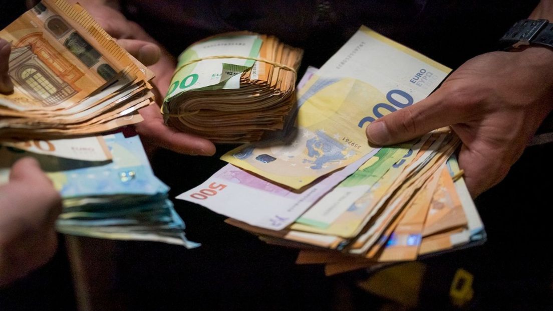 Een grote hoeveelheid cash werd aangetroffen in een kruipruimte