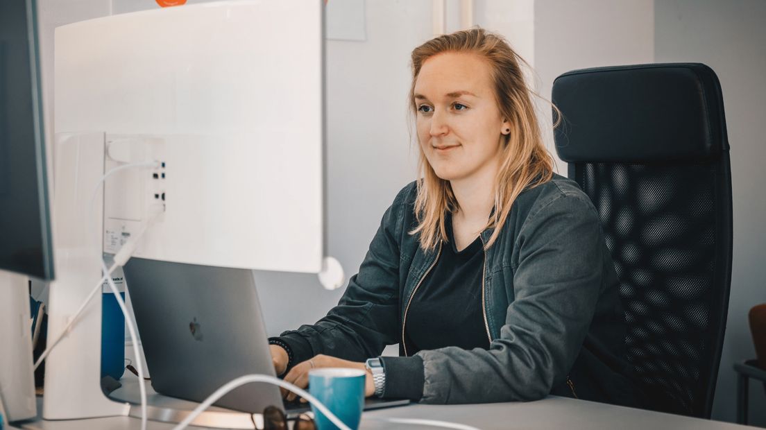 Jantine Doornbos op kantoor werkend aan digitale oplossingen