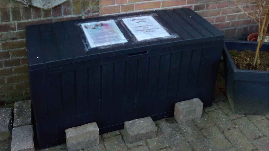 Voor het huis van de familie Krijger in Krabbendijke staat een inzamelbox speciaal voor de luiers