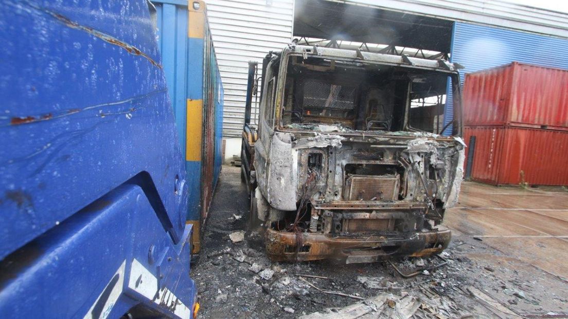 Meerdere vrachtwagens van het bedrijf in Den Dolder brandden volledig uit.