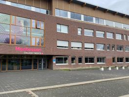 Docent Nederlands Montessori College Twente bliksemsnel ontslagen om oude grappen op internet