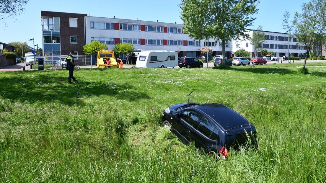 Vrouw belandt met auto in greppel Vlissingen en raakt gewond