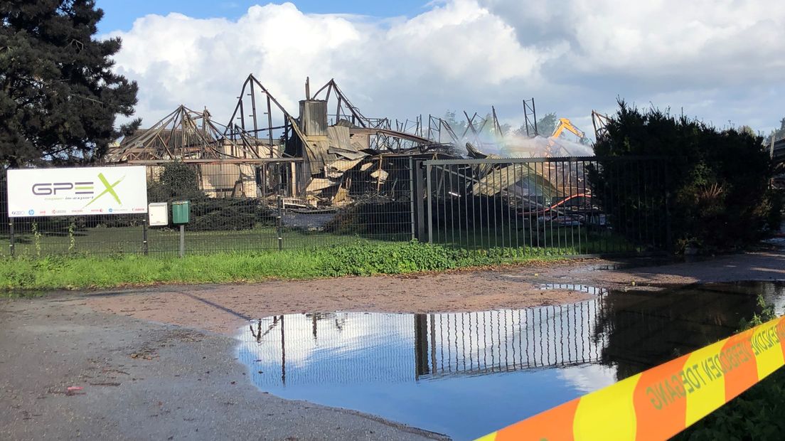 De ochtend na de brand is de schade aan de loods goed te zien. I