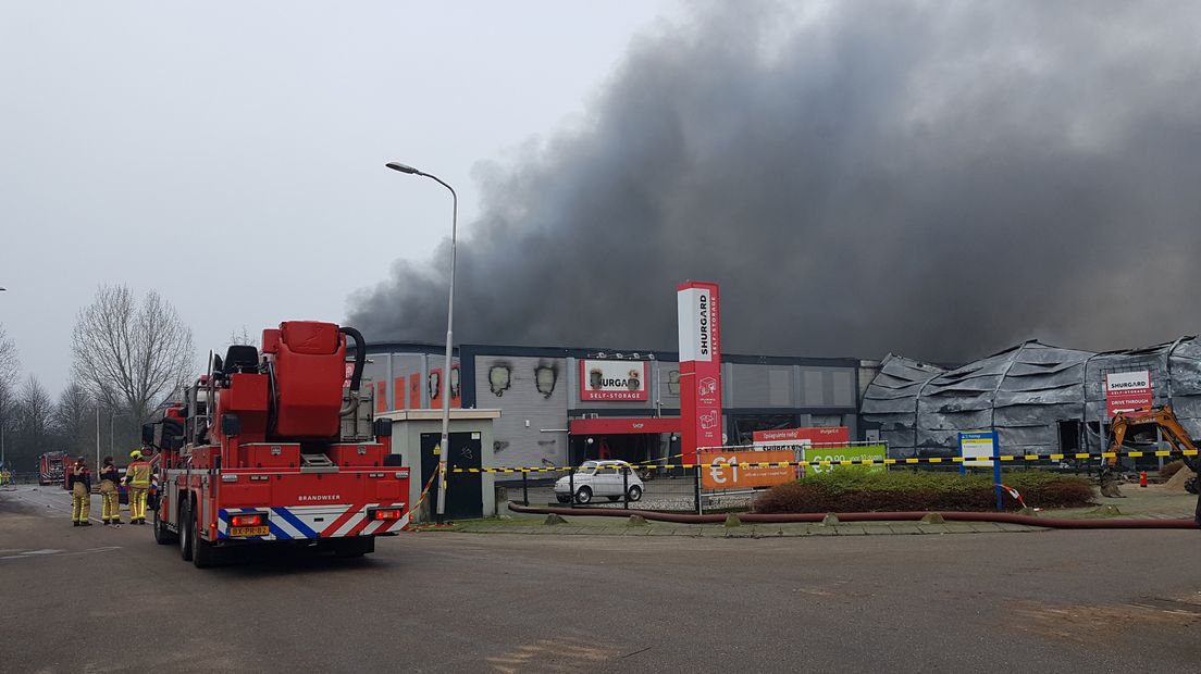 De brand legde meerdere bedrijven in de as