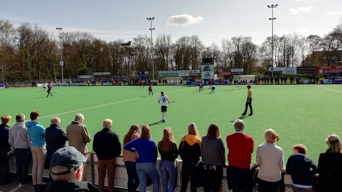 Veel publiek bij een thuiswedstrijd van de SCHC-mannen