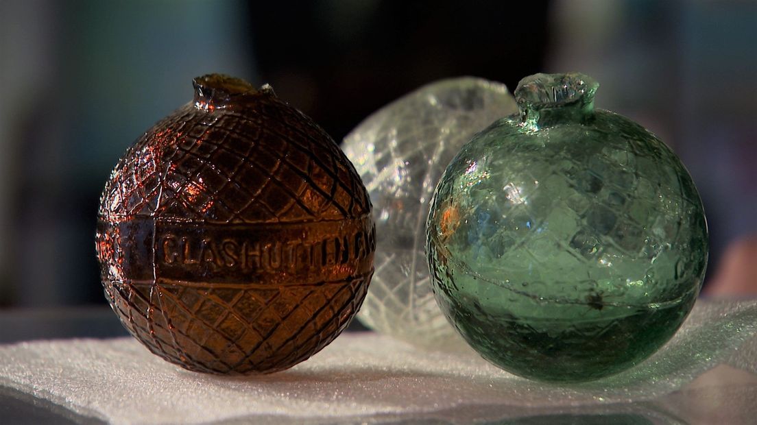 Deze glazen ballen werden in 1977 in Ermelo gevonden