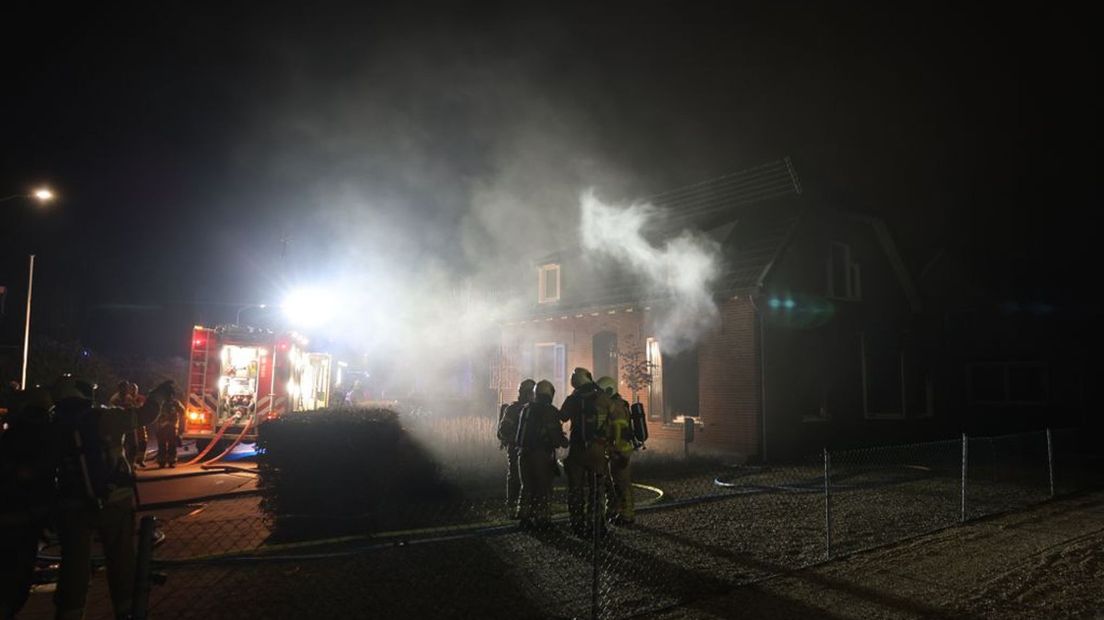 De brandweer is aanwezig bij de woning in Heerde.