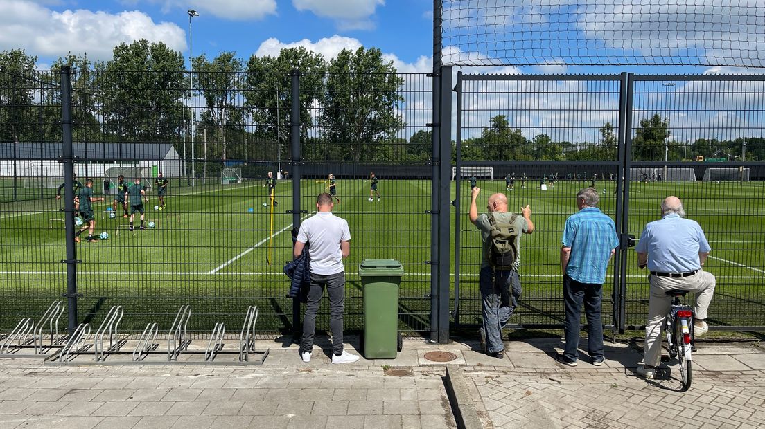 Een handjevol supporters kijkt toe bij de FC-training op Sportpark Corpus den Hoorn