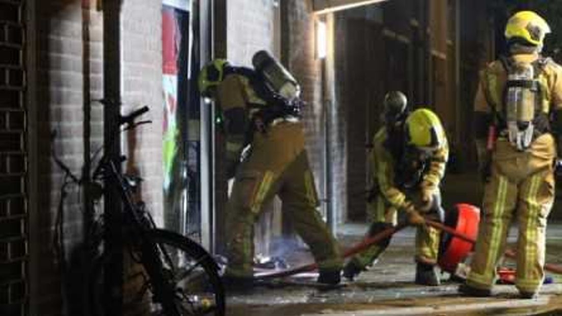 De brand ontstond bij de deur van de supermarkt in de Mandelastraat in Delft.