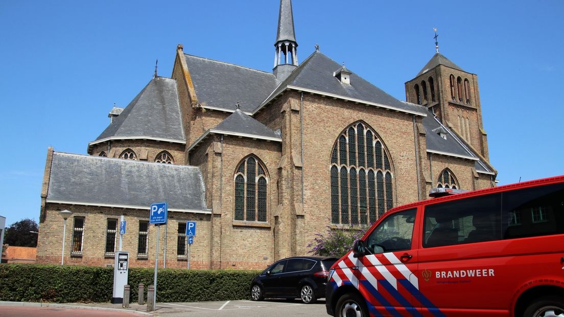 Kerk in Sluis staat even vol rook door brand