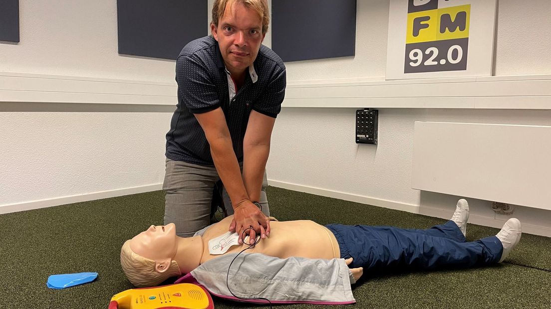 Wouter Verbeek geeft demonstratie van een reanimatie