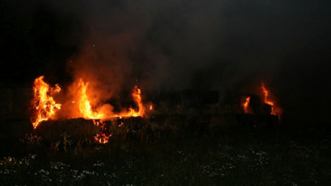 Politie zoekt getuigen hooibrand