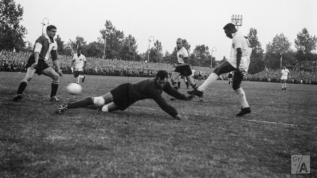 Pelé schiet op doel in het Oosterparkstadion