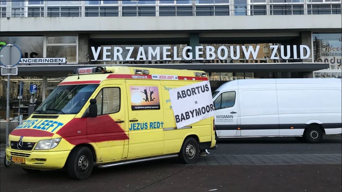 De ambulance waarmee Jezus Leeft demonstreert, hier voor de abortuskliniek in Rotterdam.