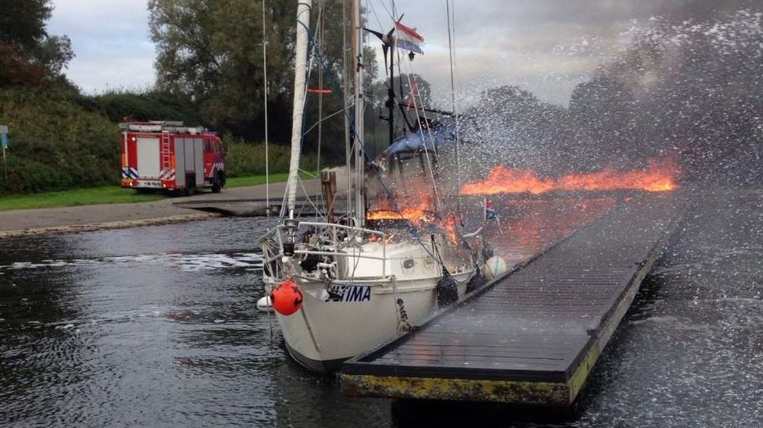 Zeilboot brandt uit na explosie op Veerse Meer