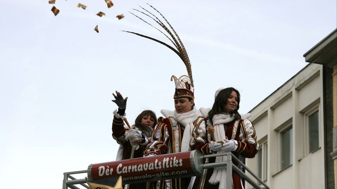 Snoep gooien tijdens de carnavalsoptocht in Nijmegen.
