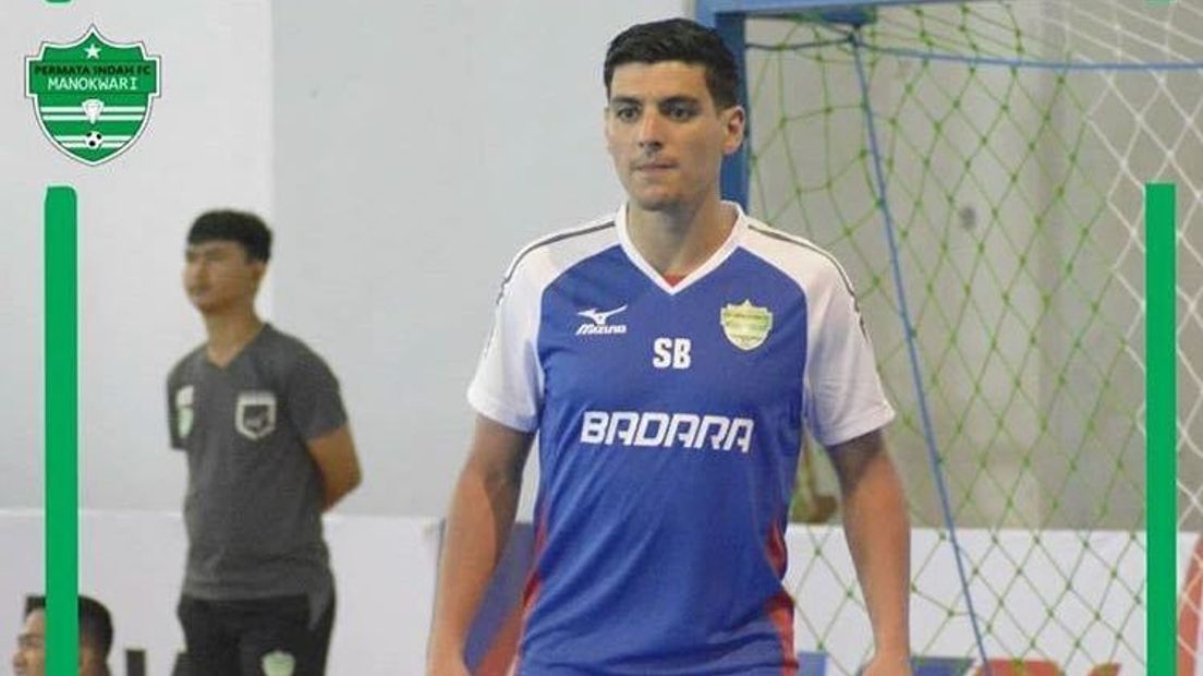 Saïd Bouzambou in actie voor Permata Indah