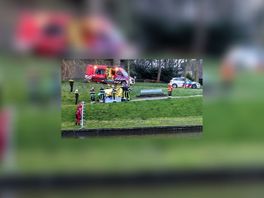 Brandweer haalt drenkeling uit water aan Prinsentuin in Leeuwarden